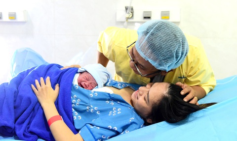 Anh Phan Xuân Phú (TP Thủ Đức) vui mừng ngắm nhìn vợ và con trai vừa chào đời tại Bệnh viện Từ Dũ vào đầu năm 2024. Anh Phú đã có hai con gái, lần này có con trai - Ảnh: DUYÊN PHAN Anh Phan Xuân Phú (TP Thủ Đức) vui mừng ngắm nhìn vợ và con trai vừa chào đời tại Bệnh viện Từ Dũ vào đầu năm 2024. Anh Phú đã có hai con gái, lần này có con trai - Ảnh: DUYÊN PHAN