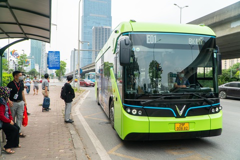 Hà Nội chuyển 100% xe buýt sang buýt điện: Khó hay dễ?- Ảnh 3. Một tuyến xe buýt điện đang hoạt động tại Hà Nội - Ảnh: PHẠM TUẤN