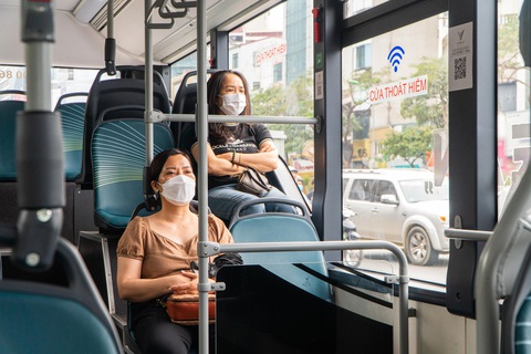 Hà Nội chuyển 100% xe buýt sang buýt điện: Khó hay dễ?- Ảnh 2. Hiện giá xe buýt điện đang cao hơn rất nhiều so với giá mua một chiếc xe buýt chạy dầu - Ảnh: PHẠM TUẤN