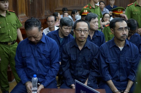 Trốn truy nã, ‘bà trùm’ Nguyễn Thị Thanh Nhàn tiếp tục bị đề nghị đến 24 năm tù- Ảnh 2. Do đã nộp lại toàn bộ số tiền nhận hối lộ, ông Dương Hoa Xô (bìa trái) thoát mức án đề nghị cao nhất - Ảnh: ĐÌNH KHẢI