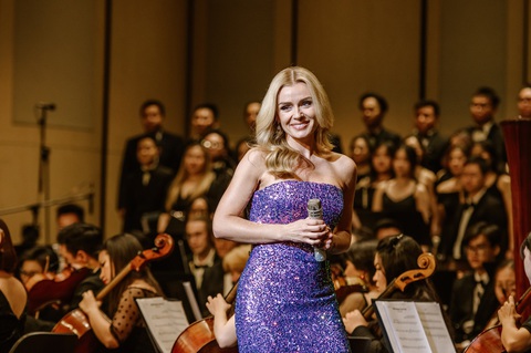 siêu sao nhạc cổ điển Katherine Jenkins hoàn toàn chinh phục khán giả với giọng hát thiên thần và lối trình diễn quyễn rũ - Ảnh: BTC Siêu sao nhạc cổ điển Katherine Jenkins hoàn toàn chinh phục khán giả với giọng hát thiên thần và lối trình diễn quyến rũ - Ảnh: BTC