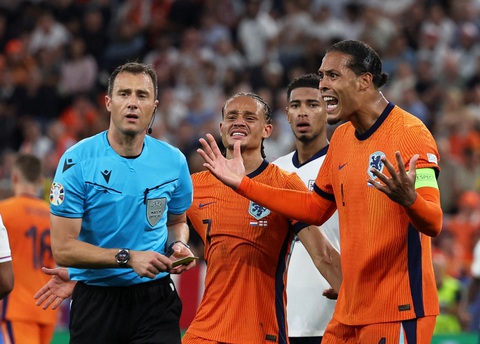 Van Dijk và HLV Koeman chỉ trích trọng tài 'hủy hoại bóng đá' sau bán kết Euro 2024- Ảnh 1. Tuyển Hà Lan bất mãn với quyết định thổi phạt đền của trọng tài Felix Zwayer - Ảnh: REUTERS