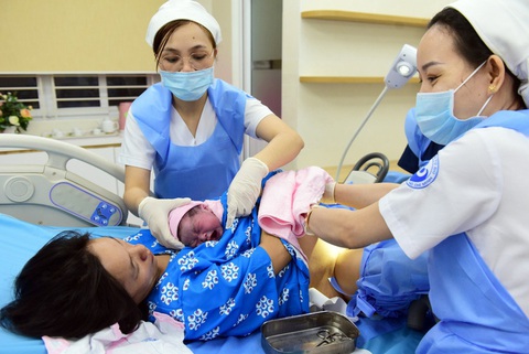 Khuyến sinh để chuẩn bị cho tương lai- Ảnh 1. Một phụ nữ sinh con tại Bệnh viện Từ Dũ TP.HCM - Ảnh: DUYÊN PHAN