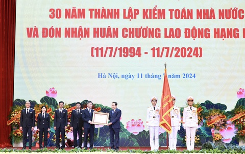 Hoạt động kiểm toán giúp ngân sách tiết kiệm chi hàng nghìn tỉ đồng- Ảnh 1. Chủ tịch Quốc hội trao tặng Huân chương Lao động hạng ba cho Kiểm toán Nhà nước - Ảnh: KTNN