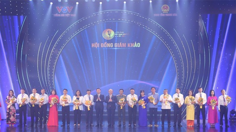 Khai mạc Liên hoan phát thanh toàn quốc lần thứ 16- Ảnh 1. Lãnh đạo Đài Tiếng nói Việt Nam và tỉnh Thanh Hóa tặng hoa cho hội đồng giám khảo Liên hoan phát thanh toàn quốc lần thứ 16 năm 2024, tối 11-7 - Ảnh: CTV