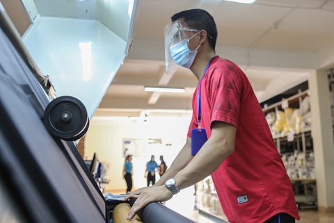 Tin tức sáng 12-7: 50 ngày thí điểm TP.HCM thu phí vỉa hè hơn 1 tỉ; Thu nhập công nhân gần 10 triệu- Ảnh 1. Người lao động làm việc trong một công ty may tại Hà Nội - Ảnh: HÀ QUÂN
