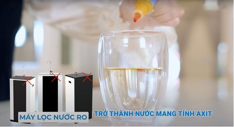 Dùng máy lọc nước RO chú ý điều gì?- Ảnh 2. Nhiều hướng dẫn người dân dùng dung dịch thử pH để nhỏ vào nước từ máy lọc nước. Nếu ra màu vàng là nước có tính axit, thí nghiệm này thu hút nhiều ý kiến bàn luận - Ảnh: MINH SANG