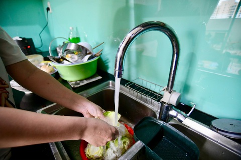 Dùng máy lọc nước RO chú ý điều gì?- Ảnh 1. Người dân sử dụng nước tại vòi - Ảnh: QUANG ĐỊNH