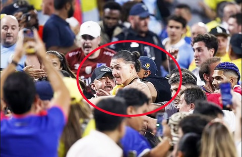 Nunez lên khán đài ‘đấu kungfu’ với CĐV Colombia bảo vệ gia đình- Ảnh 1. Darwin Nunez lên khán đài bảo vệ gia đình - Ảnh: EPA