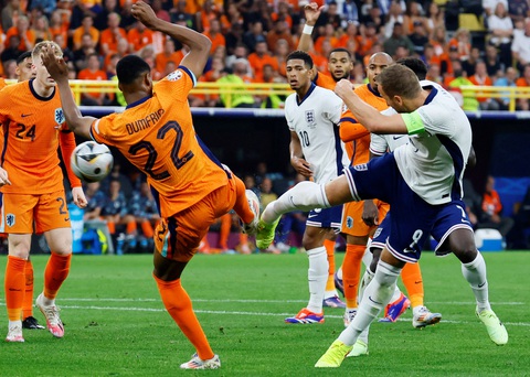 Lý do trọng tài cho tuyển Anh hưởng phạt đền ở bán kết Euro 2024- Ảnh 1. Dumfries kê chân trúng chân Kane - Ảnh: REUTERS