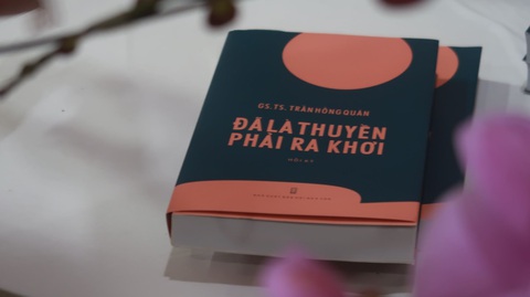Ra mắt hồi ký 'Đã là thuyền phải ra khơi' của cố giáo sư Trần Hồng Quân- Ảnh 1. Bìa quyển sách hồi ký