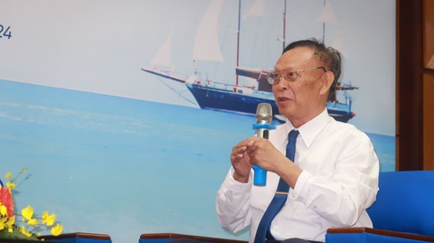 Ra mắt hồi ký 'Đã là thuyền phải ra khơi' của cố giáo sư Trần Hồng Quân- Ảnh 2. PGS.TS Nguyễn Tấn Phát - nguyên thứ trưởng thường trực Bộ Giáo dục và Đào tạo - chia sẻ những câu chuyện về giáo sư Trần Hồng Quân tại buổi giao lưu - Ảnh: MINH TÂN