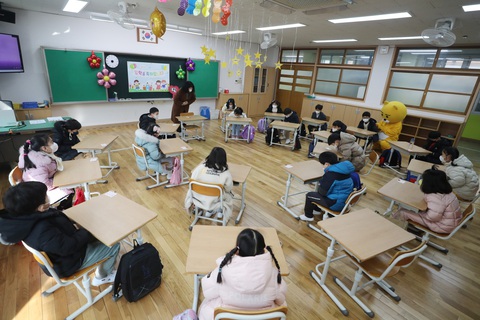 Hàn Quốc yêu cầu tất cả học sinh phải được giáo dục phòng chống tự tử- Ảnh 1. Lớp học tại một trường tiểu học ở Gwangju, Hàn Quốc tổ chức lễ chào đón học sinh - Ảnh: en.yna.co.kr