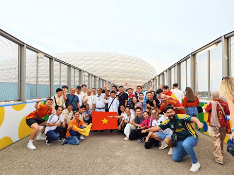 Đoàn có dịp đến với sân vận đồng huyền thoại huyền thoại Allianz Arena, Munich, Đức.jpg Đoàn có dịp đến với sân vận đồng huyền thoại Allianz Arena, Munich, Đức