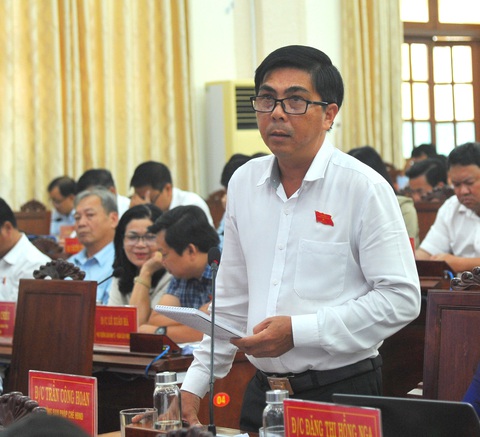 Trưởng Ban Pháp chế HĐND tỉnh Phú Yên Trần Công Hoan chất vấn chánh án TAND tỉnh Phú Yên - Ảnh: ANH NGỌC Trưởng Ban Pháp chế HĐND tỉnh Phú Yên Trần Công Hoan chất vấn chánh án TAND tỉnh Phú Yên - Ảnh: ANH NGỌC