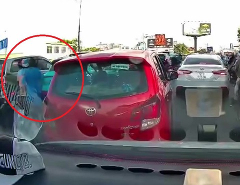 Công an làm việc với tài xế đánh người phụ nữ ngã xuống đường ở Tân Phú- Ảnh 1. Người đàn ông đánh người phụ nữ ngã xuống đường - Ảnh: Cắt từ clip