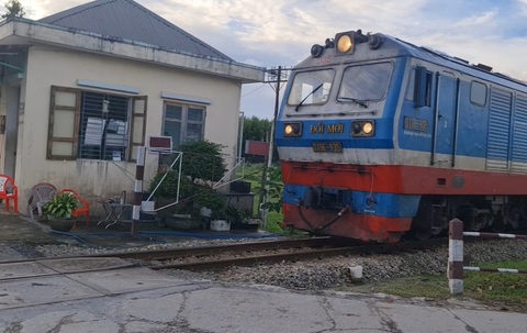 Tàu hỏa liên tục bị ném đá, ngành đường sắt 'cầu viện' Quảng Ngãi trợ giúp ngăn chặn- Ảnh 1. Tàu hỏa đi qua Quảng Ngãi bị ném đá vỡ cửa kính nhiều lần, khiến ngành đường sắt lo lắng - Ảnh: TRẦN MAI