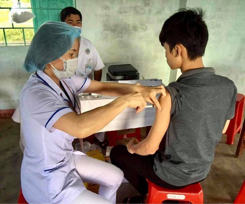 Tiêm vaccine phòng bệnh bạch hầu cho người dân ở các khu vực đã có ca bệnh. Ảnh: TTXVN Tiêm vắc xin phòng bệnh bạch hầu cho người dân ở các khu vực đã có ca bệnh - Ảnh: TTXVN