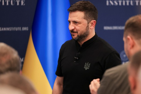 NATO đã cam kết gì với Ukraine tại thượng đỉnh ở Mỹ?- Ảnh 1. Tổng thống Ukraine Volodymyr Zelensky xuất hiện bên lề hội nghị thượng đỉnh kỷ niệm 75 năm thành lập NATO tại Washington, Mỹ hôm 9-7 - Ảnh: REUTERS