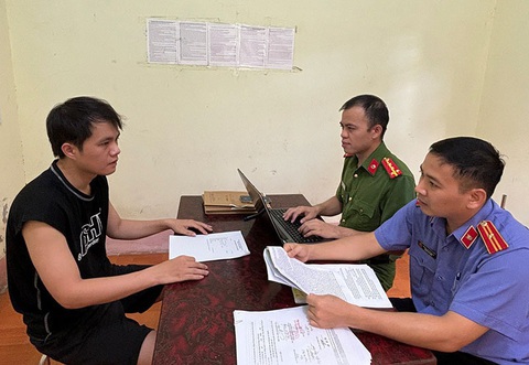Nguyễn Đa Thuấn khai báo các vụ trộm cắp tài sản tại cơ quan công an tỉnh Lạng Sơn - Ảnh: CÔNG AN HỮU LŨNG Nguyễn Đa Thuấn khai báo các vụ trộm cắp tài sản tại cơ quan công an tỉnh Lạng Sơn - Ảnh: HOÀNG THƠ