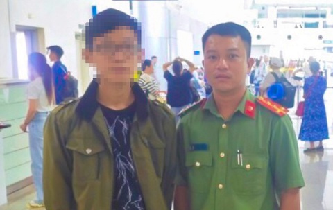 Đại sứ quán Trung Quốc gửi công hàm cảm ơn Công an Kiên Giang- Ảnh 1. Công an tỉnh Kiên Giang hỗ trợ Zheng Huanyi đến sân bay Tân Sơn Nhất về nhà - Ảnh: TIẾN MINH