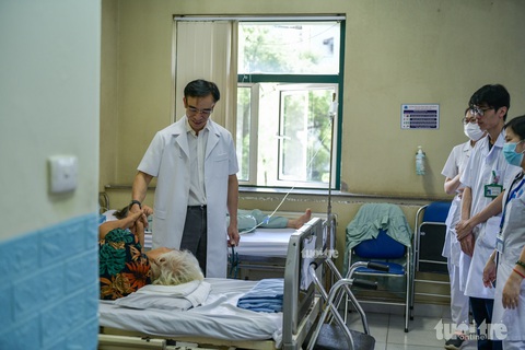 Gặp cựu giám đốc Bệnh viện Bạch Mai Nguyễn Quang Tuấn đang thực hành tại Bệnh viện Hữu Nghị- Ảnh 2. Ông Tuấn hiện đang thực hành 12 tháng tại Bệnh viện Hữu Nghị - Ảnh: NAM TRẦN