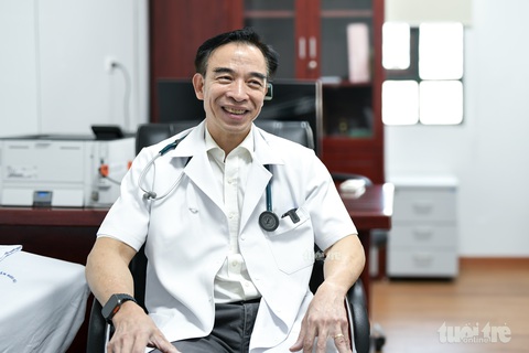 Gặp cựu giám đốc Bệnh viện Bạch Mai Nguyễn Quang Tuấn đang thực hành tại Bệnh viện Hữu Nghị- Ảnh 1. Ông Nguyễn Quang Tuấn chia sẻ cùng phóng viên Tuổi Trẻ Online sáng 11-7 - Ảnh: NAM TRẦN