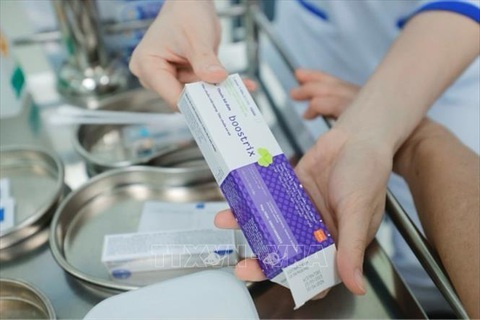 Tin tức sáng 15-7: Tuổi thọ bình quân người Việt đạt 74,5 tuổi; Năng suất giảm, giá rau củ tăng cao- Ảnh 2. Nhiều người dân đã đi tiêm vắc xin bạch hầu - Ảnh: TTXVN