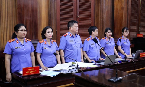 Trốn truy nã, ‘bà trùm’ Nguyễn Thị Thanh Nhàn tiếp tục bị đề nghị đến 24 năm tù- Ảnh 1. Đại diện viện kiểm sát tại phiên tòa - Ảnh: Đ.T.