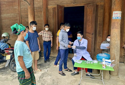 Bác sĩ phát thuốc phòng bệnh bạch hầu cho người dân xã Phà Đánh, huyện Kỳ Sơn, Nghệ An - Ảnh: QUANG TIẾN Bác sĩ phát thuốc phòng bệnh bạch hầu cho người dân xã Phà Đánh, huyện Kỳ Sơn, Nghệ An - Ảnh: QUANG TIẾN