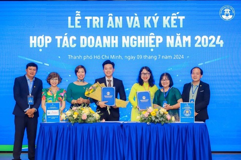 Trường ĐH giải quyết nhu cầu việc làm cho sinh viên- Ảnh 1. Trường ĐH Văn Hiến tri ân và ký kết hợp tác với hơn 80 doanh nghiệp