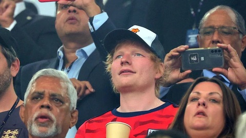 Tin tức giải trí 11-7: Adele, Ed Sheeran đến cổ vũ tuyển Anh tại Euro 2024- Ảnh 2. Ed Sheeran cũng xuất hiện tại trận đấu của tuyển Anh