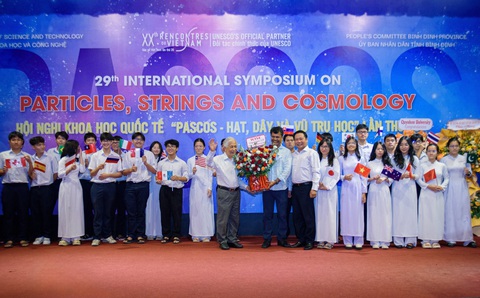 GS Trần Thanh Vân và GS Atish Dabholkar – giám đốc Trung tâm ICTP cùng các em học sinh Quy Nhơn chụp ảnh kỷ niệm trong lễ kỷ niệm 60 năm thành lập Trung tâm ICTP - Ảnh: BTC GS Trần Thanh Vân - chủ tịch Hội Gặp gỡ Việt Nam và GS Atish Dabholkar - giám đốc Trung tâm ICTP - chụp ảnh cùng học sinh Quy Nhơn trong lễ kỷ niệm 60 năm thành lập Trung tâm ICTP - Ảnh: BTC