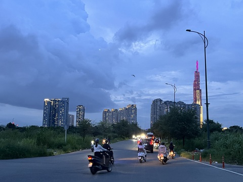 Rác thải đầy đường dẫn lên cầu Ba Son, sao không ai dọn dẹp?- Ảnh 11. Đoạn đường Tố Hữu đèn chiếu sáng không hoạt động, hai bên cỏ mọc um tùm - Ảnh: XUÂN ĐOÀN
