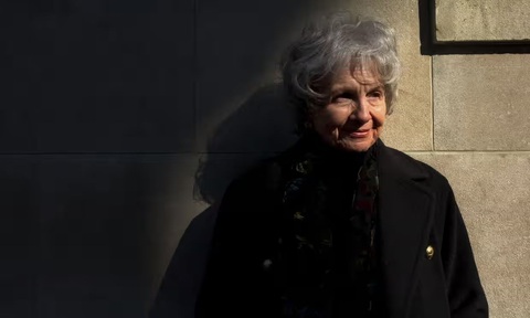 Alice Munro trong một bức ảnh chụp năm 2005 - Ảnh: Shutterstock Alice Munro trong một bức ảnh chụp năm 2005 - Ảnh: Shutterstock