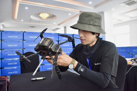 Hàng ngàn drone hứa hẹn tạo bữa tiệc ánh sáng độc đáo bên vịnh Nha Trang- Ảnh 1. Anh Jun Sang, đại diện đội Hàn Quốc, kiểm tra lại chiếc drone trước buổi tổng duyệt ngày 12-7 - Ảnh: MINH CHIẾN