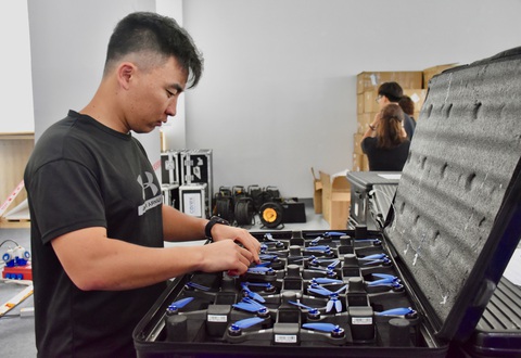 Hàng ngàn drone hứa hẹn tạo bữa tiệc ánh sáng độc đáo bên vịnh Nha Trang- Ảnh 3. Chiếc vali chứa đầy drone của đội Trung Quốc - Ảnh: MINH CHIẾN