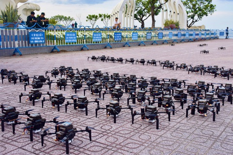Hàng ngàn drone hứa hẹn tạo bữa tiệc ánh sáng độc đáo bên vịnh Nha Trang- Ảnh 4. Các drone được đưa ra khu vực sân quảng trường 2 tháng 4 - Ảnh: MINH CHIẾN