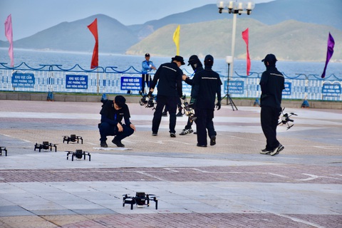 Hàng ngàn drone hứa hẹn tạo bữa tiệc ánh sáng độc đáo bên vịnh Nha Trang- Ảnh 5. Các đội thi xếp drone theo sơ đồ - Ảnh: MINH CHIẾN