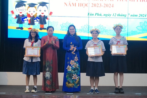 Quận Tân Phú khen thưởng thủ khoa, á khoa tuyển sinh lớp 10- Ảnh 1. Bà Trịnh Thị Mai Trinh (quyền chủ tịch UBND quận Tân Phú, thứ 2 bên trái) và bà Lê Thụy Mỵ Châu (phó giám đốc Sở Giáo dục và Đào tạo TP.HCM) trao thưởng cho 2 thủ khoa và 1 á khoa của kỳ thi tuyển sinh lớp 10 - Ảnh: NGỌC PHƯỢNG