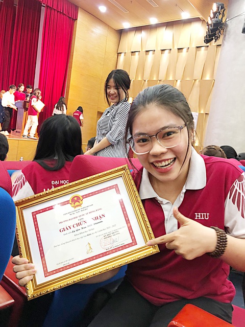 Con một thời nay: sướng hay khổ? - Kỳ 2: Con một được nâng như trứng mỏng- Ảnh 1. Gia Hân trong lễ tốt nghiệp tại TP.HCM. Là con một, Hân phải mất nhiều thời gian thuyết phục cha mẹ cho học xa nhà - Ảnh: NVCC