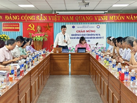 Đoàn kiểm tra đánh giá chất lượng bệnh viện số 3 của Bộ Y tế phát biểu tại buổi làm việc với Bệnh viện Việt Nam - Cu Ba Đồng Hới - Ảnh: Lê Hảo Đoàn kiểm tra đánh giá chất lượng bệnh viện số 3 của Bộ Y tế phát biểu tại buổi làm việc với Bệnh viện Việt Nam - Cuba Đồng Hới - Ảnh: LÊ HẢO