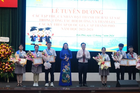 Quận Tân Phú khen thưởng thủ khoa, á khoa tuyển sinh lớp 10- Ảnh 2. Trao thưởng cho các học sinh đoạt giải cấp quốc gia - Ảnh: NGỌC PHƯỢNG