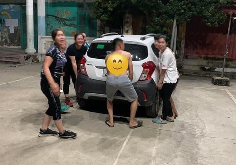 Cách 'trừng phạt' độc lạ ô tô đỗ sai chỗ- Ảnh 1. Chiếc ô tô đỗ sai chỗ khiến nhiều người bức xúc vì lấn chiếm không gian công cộng.