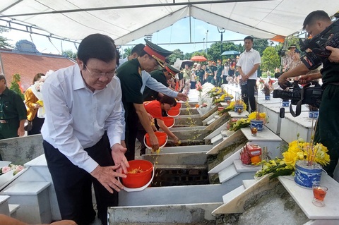 Truy điệu, an táng hài cốt liệt sĩ hy sinh bảo vệ Tổ quốc tại Nghĩa trang liệt sĩ Vị Xuyên- Ảnh 2. Nguyên Chủ tịch nước Trương Tấn Sang và các lãnh đạo thực hiện nghi lễ rải hoa xuống phần mộ các anh hùng liệt sĩ - Ảnh: QK2