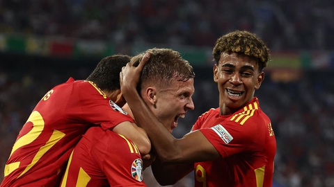 Cựu tiền đạo Lê Công Vinh: Tôi tin Anh sẽ vô địch Euro 2024- Ảnh 2. Yamal (bìa phải) và Olmo (giữa) ăn mừng ở trận thắng Pháp - Ảnh: AFP