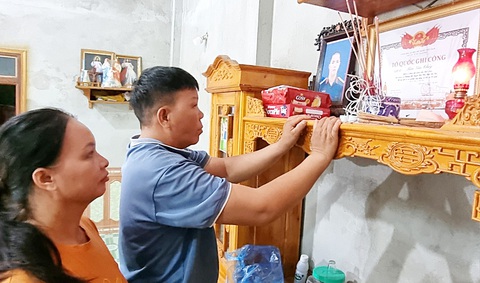 Thành liệt sĩ khi tìm hài cốt liệt sĩ- Ảnh 3. Bố mẹ Thủy xúc động bên bàn thờ con trai
