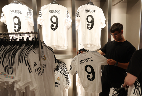 Áo đấu của Mbappe ở Real Madrid may không kịp bán- Ảnh 1. Chiếc áo đấu của Kylian Mbappe tại Real Madrid đang 'cháy hàng'