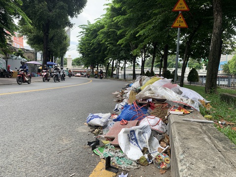 Sau phản ánh, đường Trường Sa vẫn ngập ngụa rác- Ảnh 1. Bãi rác lớn nằm ngay dưới lòng đường Trường Sa - Ảnh: KSOR QUÝ