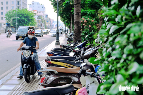 công viên Hoàng Văn Thụ có một bãi giữ xe do người buôn bán nước giải khát lập ra trên đường Phan Thúc Duyện (quận Tân Bình). Song phần lớn người dân vẫn lựa chọn đậu xe trên vỉa hè - Ảnh: PHƯƠNG NHI Công viên Hoàng Văn Thụ (quận Tân Bình, TP.HCM) không có bãi giữ xe, người dân đậu đại trên vỉa hè hoặc gửi vào bãi giữ xe tự phát do người bán nước lập ra - Ảnh: PHƯƠNG NHI